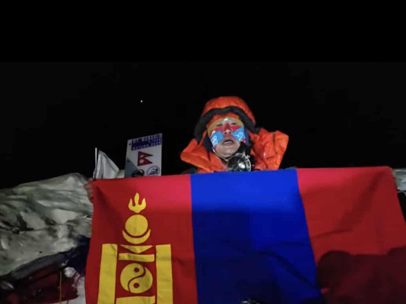 О.Золбоохүү Манаслу уулын оргилд амжилттай гарлаа